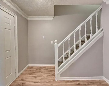871 Lenox Oaks Circle Ne - Photo Thumbnail 11