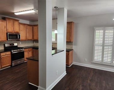 465 Roland Manor Drive - Photo Thumbnail 3