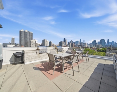 1552 N North Park Avenue - Photo Thumbnail 38