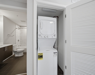 1552 N North Park Avenue - Photo Thumbnail 15