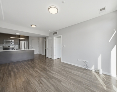 1552 N North Park Avenue - Photo Thumbnail 2