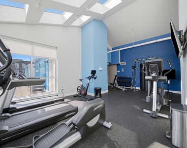 1552 N North Park Avenue - Photo Thumbnail 26