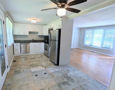 110 N Knollwood Drive - Photo Thumbnail 3