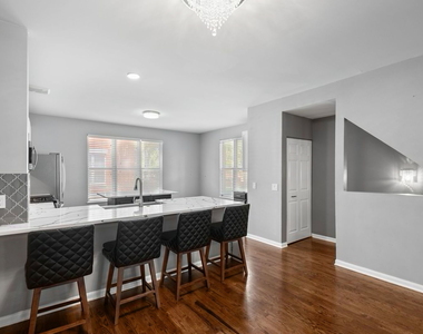 712 S Western Avenue - Photo Thumbnail 3