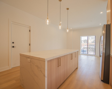 2042 W Washington Boulevard - Photo Thumbnail 3