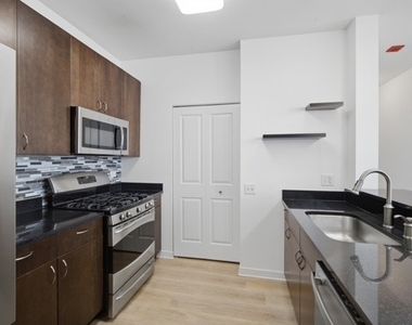 757 N Orleans Street - Photo Thumbnail 8