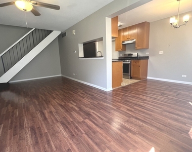 323 Meadow Court - Photo Thumbnail 2
