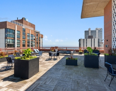 1325 N State Parkway - Photo Thumbnail 24
