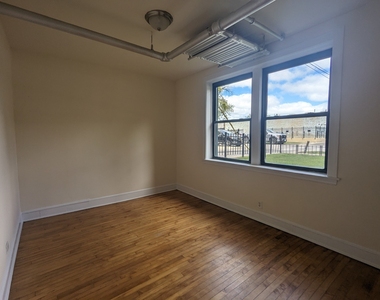 2338 N Spaulding Avenue - Photo Thumbnail 9