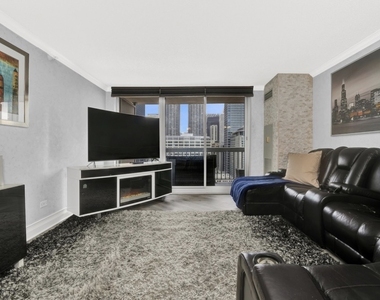 545 N Dearborn Street - Photo Thumbnail 2