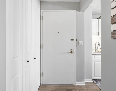 111 W Maple Street - Photo Thumbnail 14