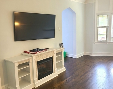 5256 N Virginia Avenue - Photo Thumbnail 3