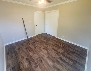 225 Sarlee Drive - Photo Thumbnail 9
