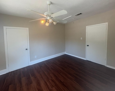 225 Sarlee Drive - Photo Thumbnail 7