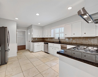 6222 Creekbend Drive - Photo Thumbnail 5
