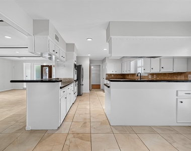 6222 Creekbend Drive - Photo Thumbnail 10