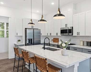1404 Mansfield Street - Photo Thumbnail 4