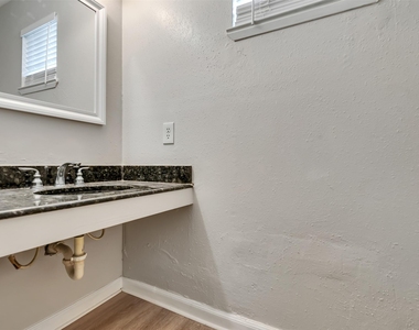 4003 Swinden Drive - Photo Thumbnail 13