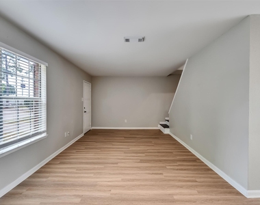 4003 Swinden Drive - Photo Thumbnail 3
