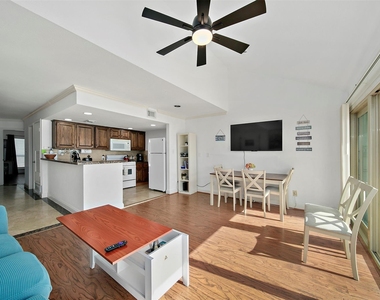 7041 Kingston Cove Ln - Photo Thumbnail 4
