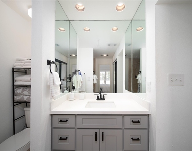 7041 Kingston Cove Ln - Photo Thumbnail 13