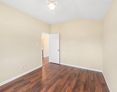 10003 Lynette Falls Drive - Photo Thumbnail 34