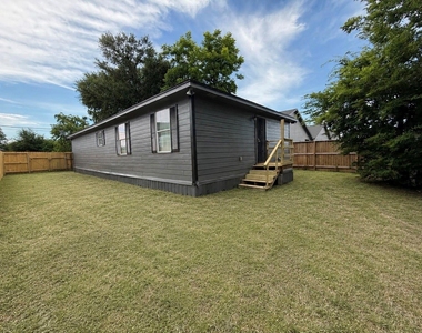 7902 Bowen Street - Photo Thumbnail 16