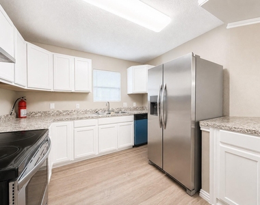 7902 Bowen Street - Photo Thumbnail 6
