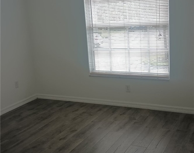 8513 Bernwood Cove Loop - Photo Thumbnail 10