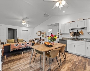 27433 Las Lomas Drive - Photo Thumbnail 5