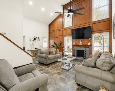 8031 Summer Place Drive - Photo Thumbnail 4