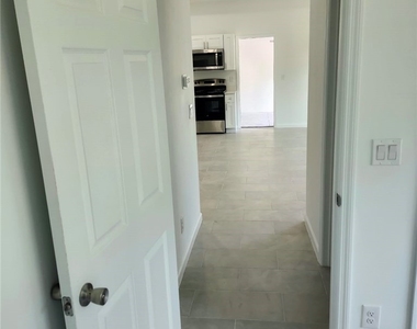 1104 Capri Street E - Photo Thumbnail 2
