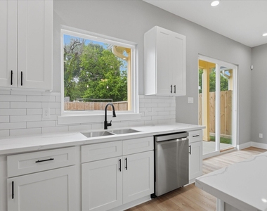 2022 Wavell Street - Photo Thumbnail 3