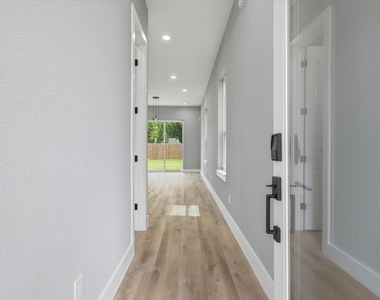 2022 Wavell Street - Photo Thumbnail 2