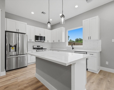 2022 Wavell Street - Photo Thumbnail 6