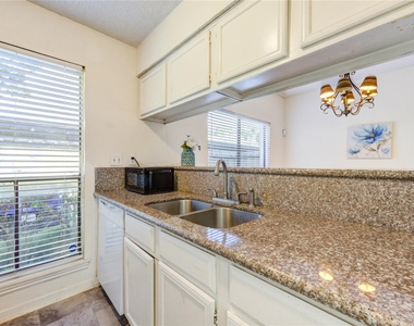 3741 Thistlemont Drive - Photo Thumbnail 6