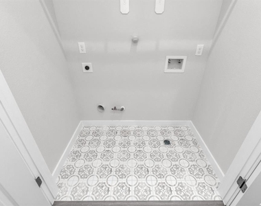 4622 Clover Street - Photo Thumbnail 16