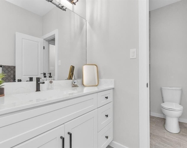 4622 Clover Street - Photo Thumbnail 6