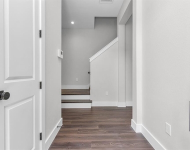 4622 Clover Street - Photo Thumbnail 5