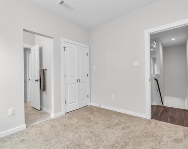 4622 Clover Street - Photo Thumbnail 7