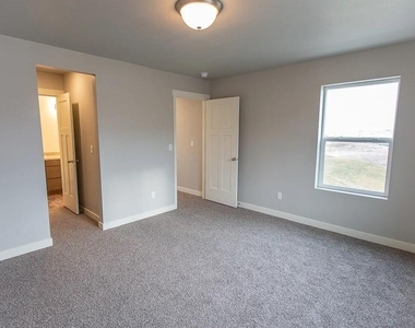 21155 Gosling Road - Photo Thumbnail 12