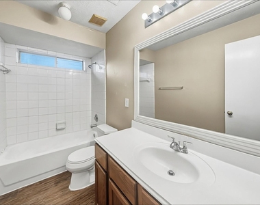 1423 Hunter Green Lane - Photo Thumbnail 12