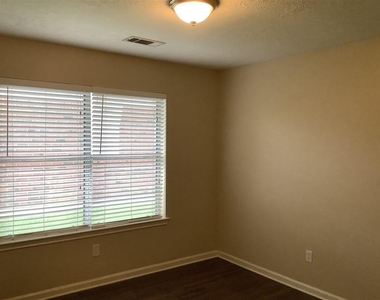 1423 Hunter Green Lane - Photo Thumbnail 7