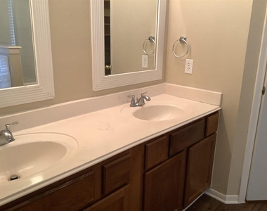 1423 Hunter Green Lane - Photo Thumbnail 9