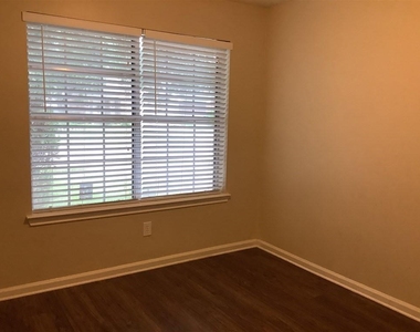 1423 Hunter Green Lane - Photo Thumbnail 12