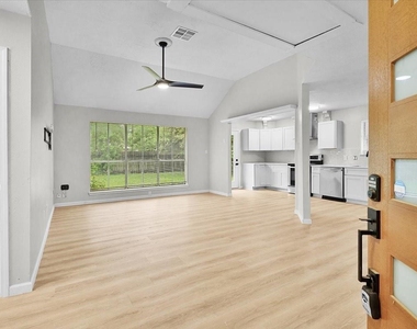 2601 Village Circle Dr Drive - Photo Thumbnail 1