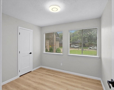 2601 Village Circle Dr Drive - Photo Thumbnail 10
