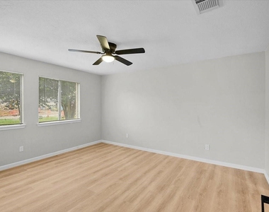 2601 Village Circle Dr Drive - Photo Thumbnail 8