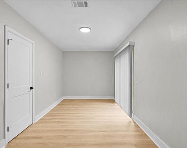 2601 Village Circle Dr Drive - Photo Thumbnail 7
