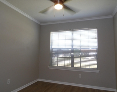 5914 Red River Drive - Photo Thumbnail 9